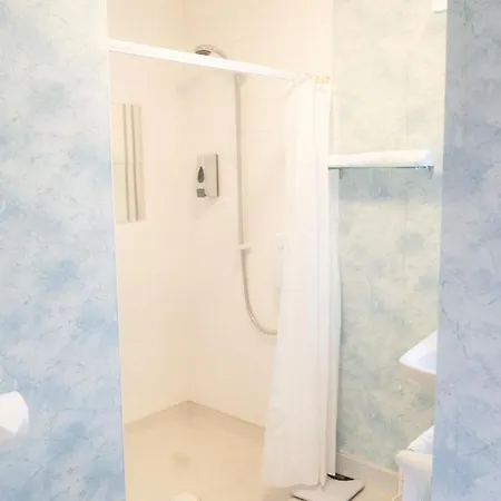 Apartment Large & Homely House Near City Centre, Sleeps 5 !